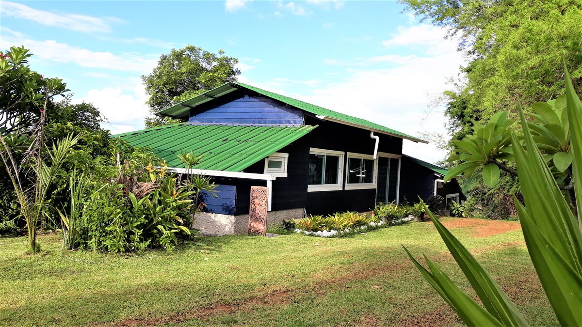 蓝色安静度假木屋，坐落在绿色山顶，可欣赏壮丽的景色