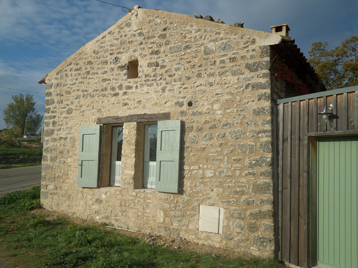 Le Bastidon石屋，坐落在村庄