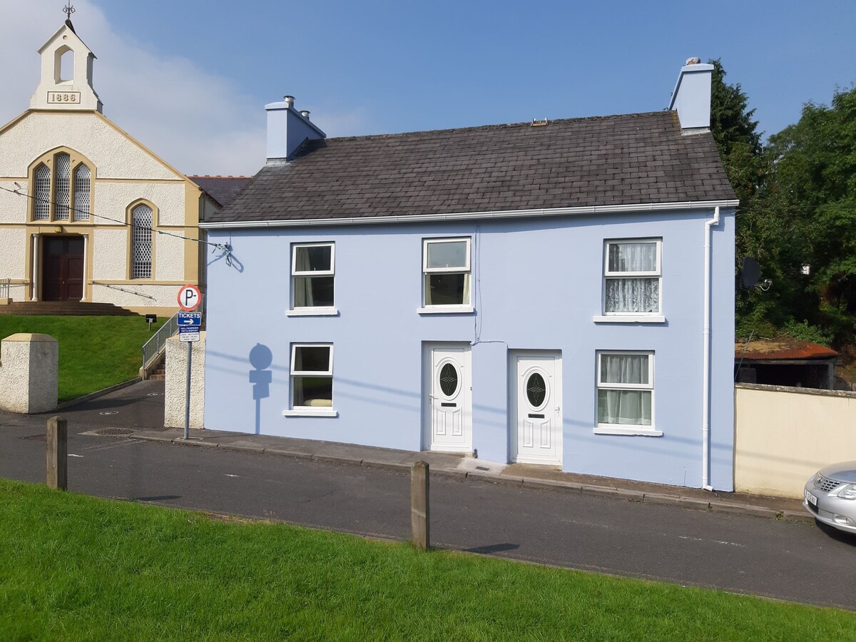 Susie的舒适，舒适，位于市中心，一居室联排别墅。步行两分钟即可抵达Donegal Town中心。