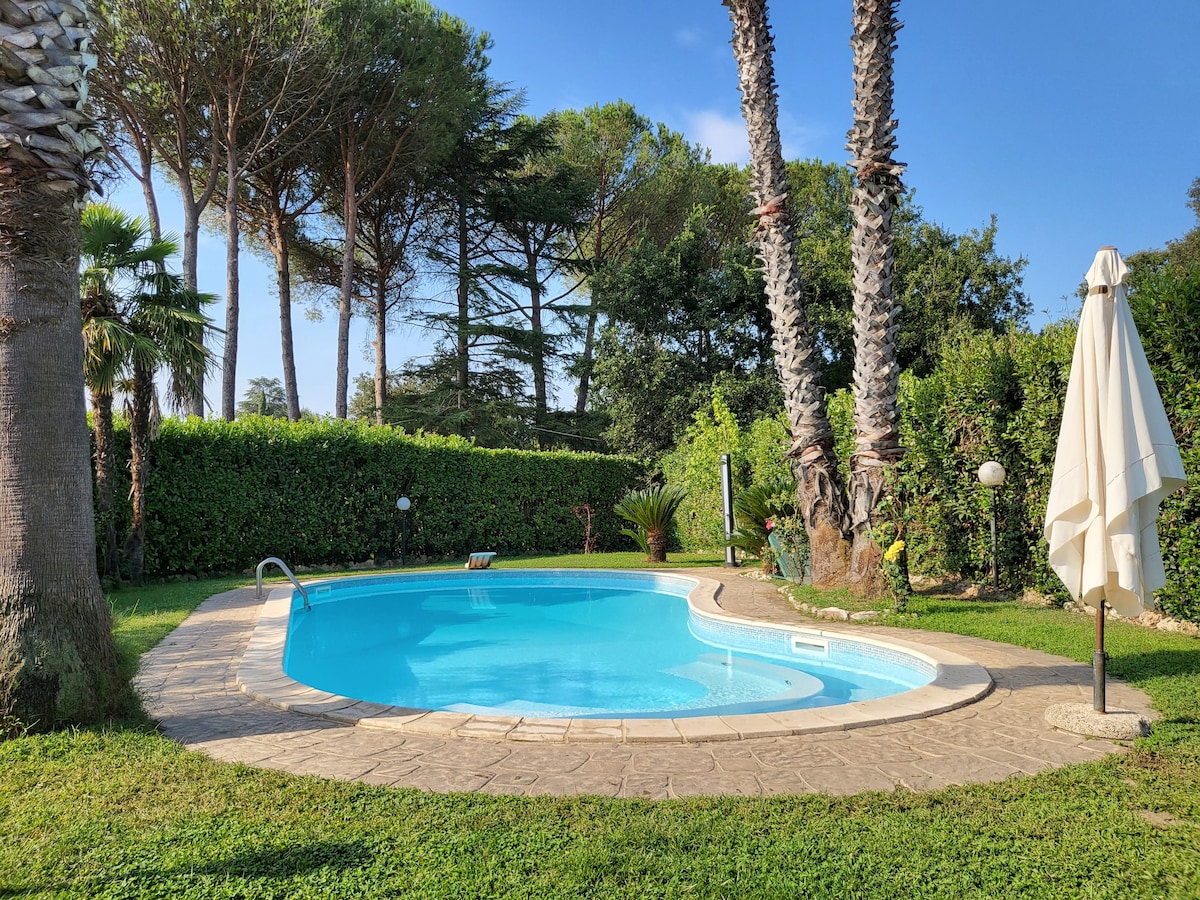 别墅设有私人游泳池，位于Cassia Veientana地区