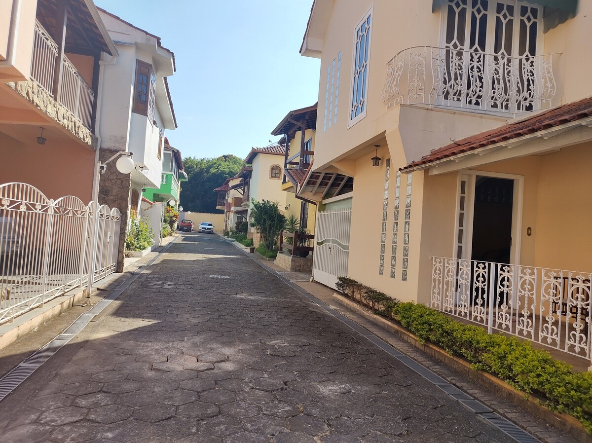 Casa linda e espaçosa em condomínio fechado