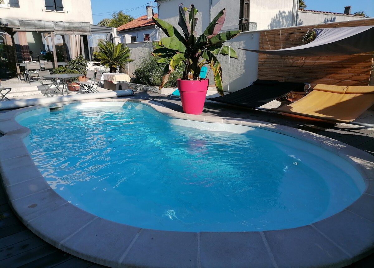 Chambre chez l'habitant, piscine et patio privé.