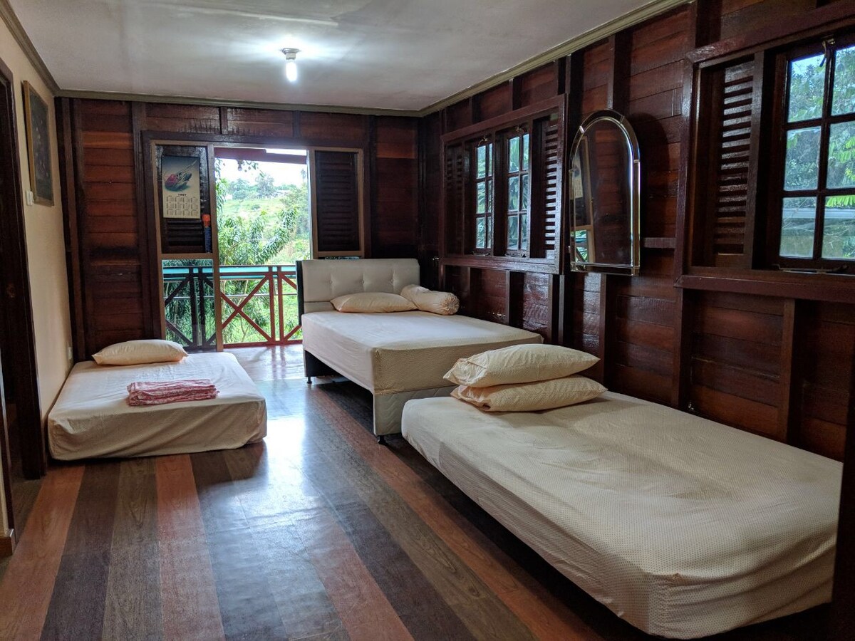 Bogor Garden Jati木制别墅2 + +卧室丛林景观