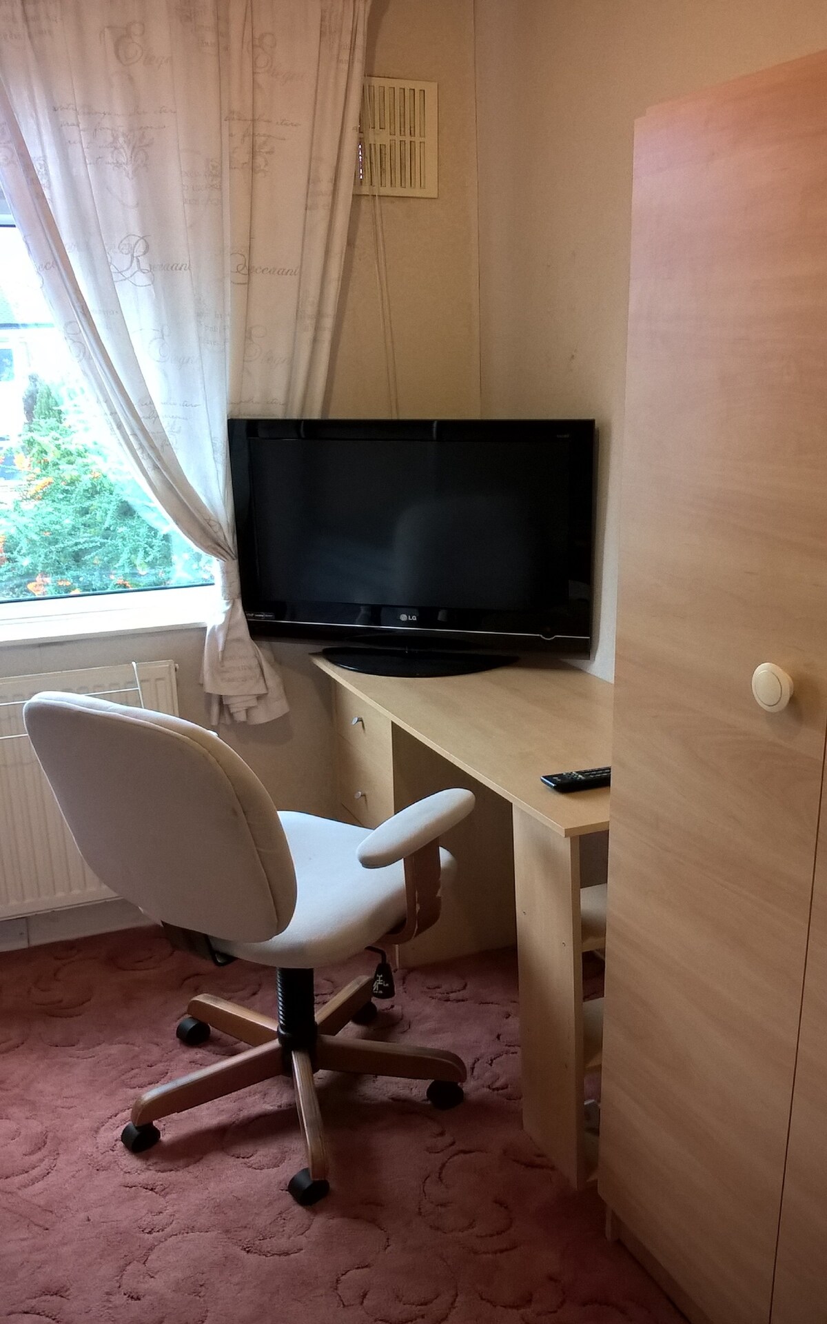 Enfield舒适的单人房-无线网络+桌/椅