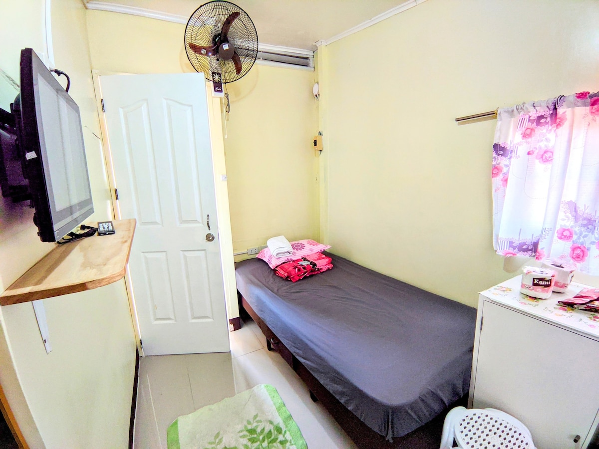 可爱的卧室，配有空调、厨房和私人CR