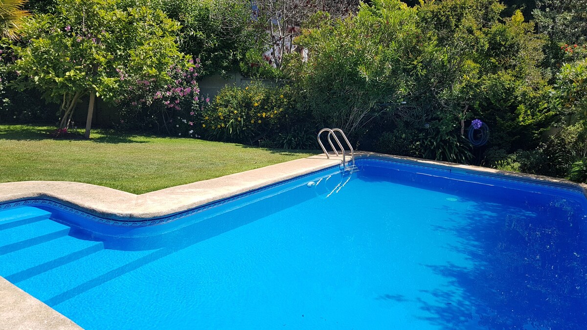 Casa Pingueral带泳池，可容纳10人。