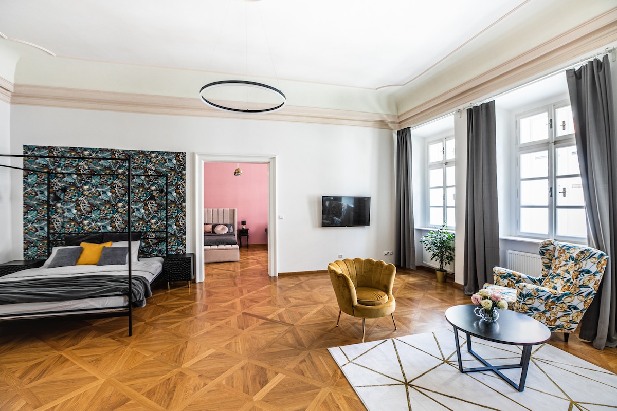 New Stylish 3 Suites Bedrooms Apt in Mala Strana