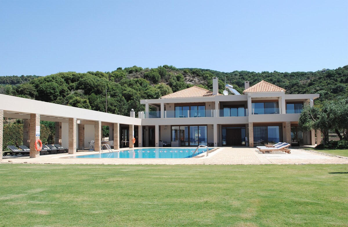 豪华别墅，带私人泳池，位于沙滩上