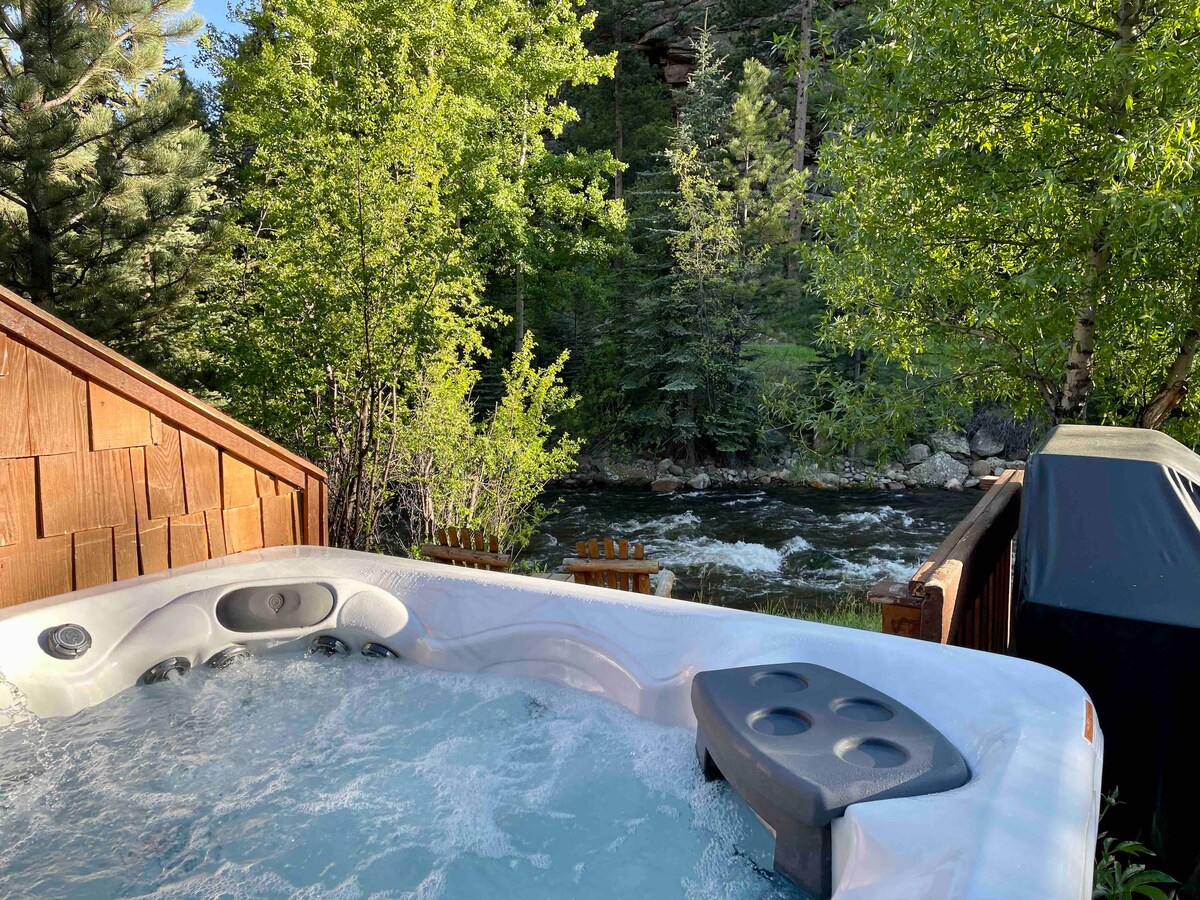 Riverfront! Remodeled! Hot Tub! 5 min to RMNP