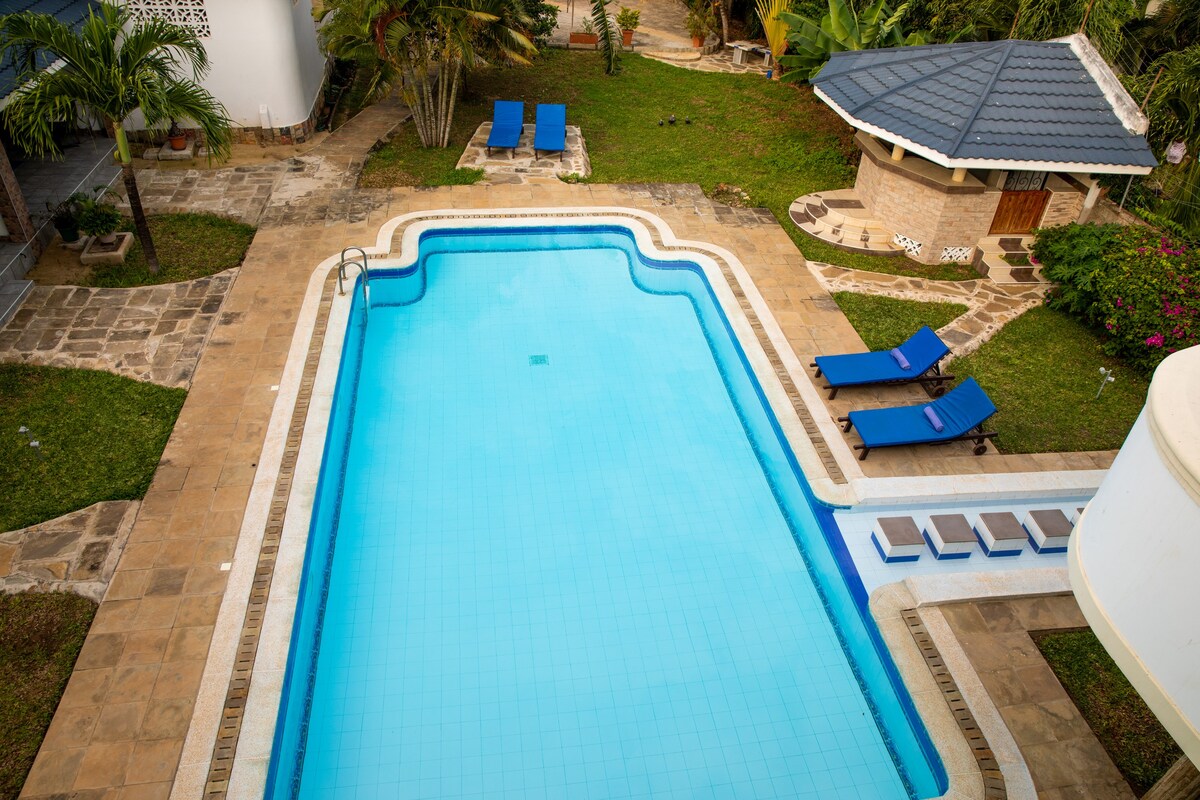 宁静的单间公寓：泳池边景观和花园度假屋