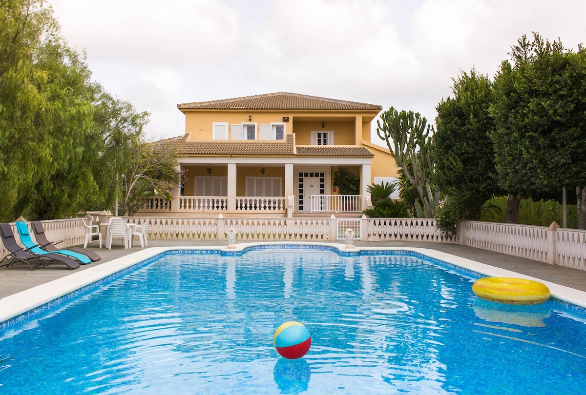 别墅有私人游泳池和网球场，非常棒的别墅！