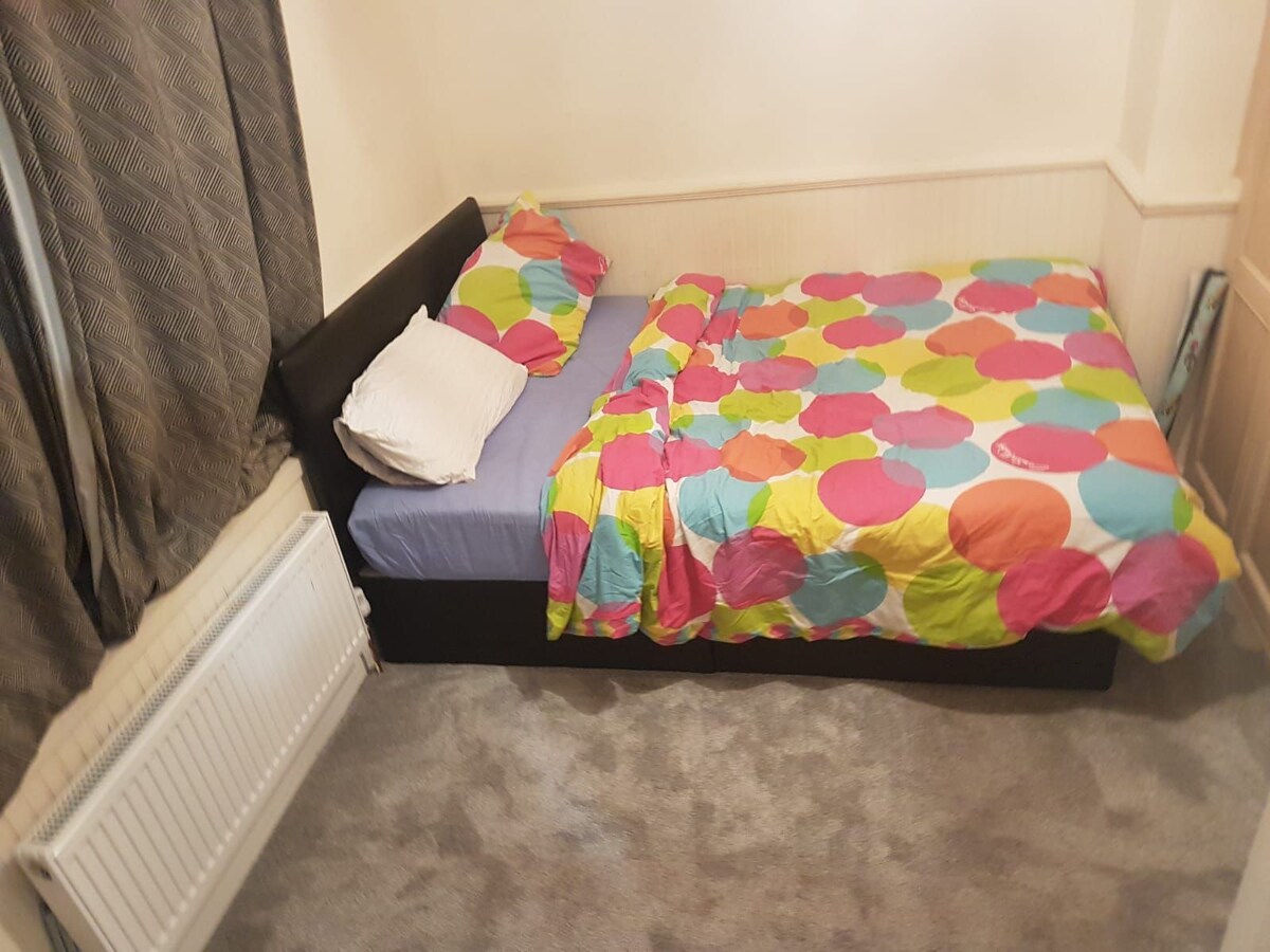 A spacious double room in a quiet area in Dagenham