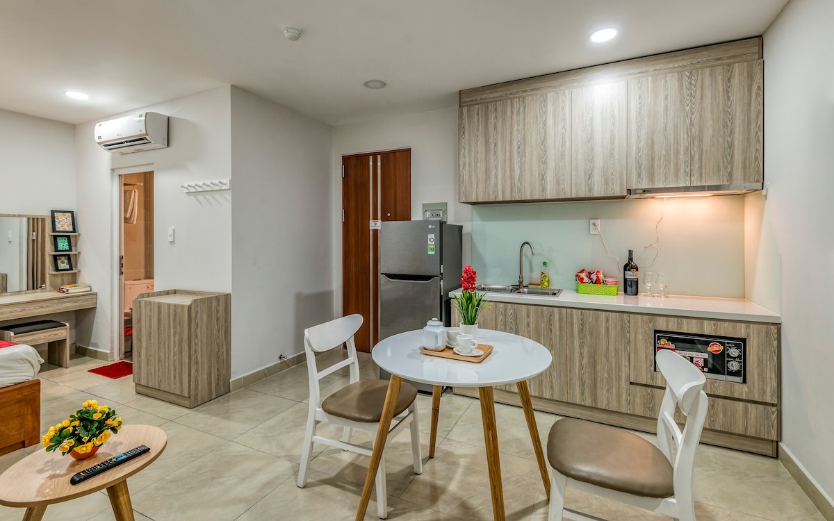 带加大双人床的单间公寓- Tan Binh -泳池/健身房