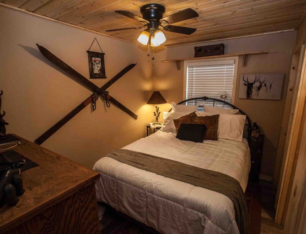 Elk Run Cabins B. Great for two.