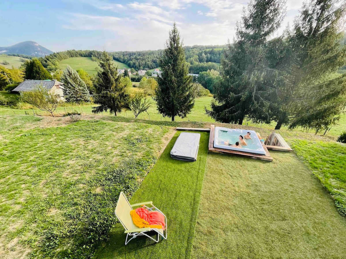 Chalet avec jacuzzi et grand jardin clos