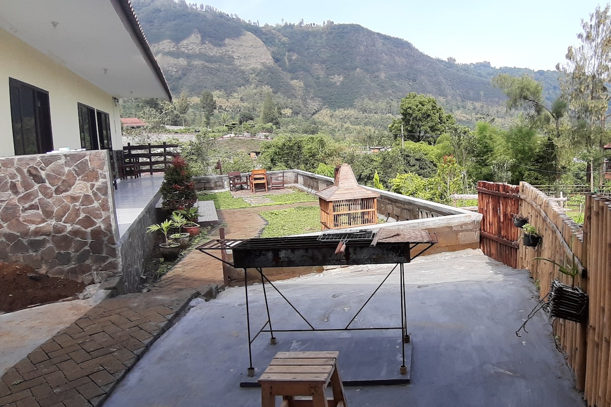 A quiet bedroom has nice view, 15km from Bromo
