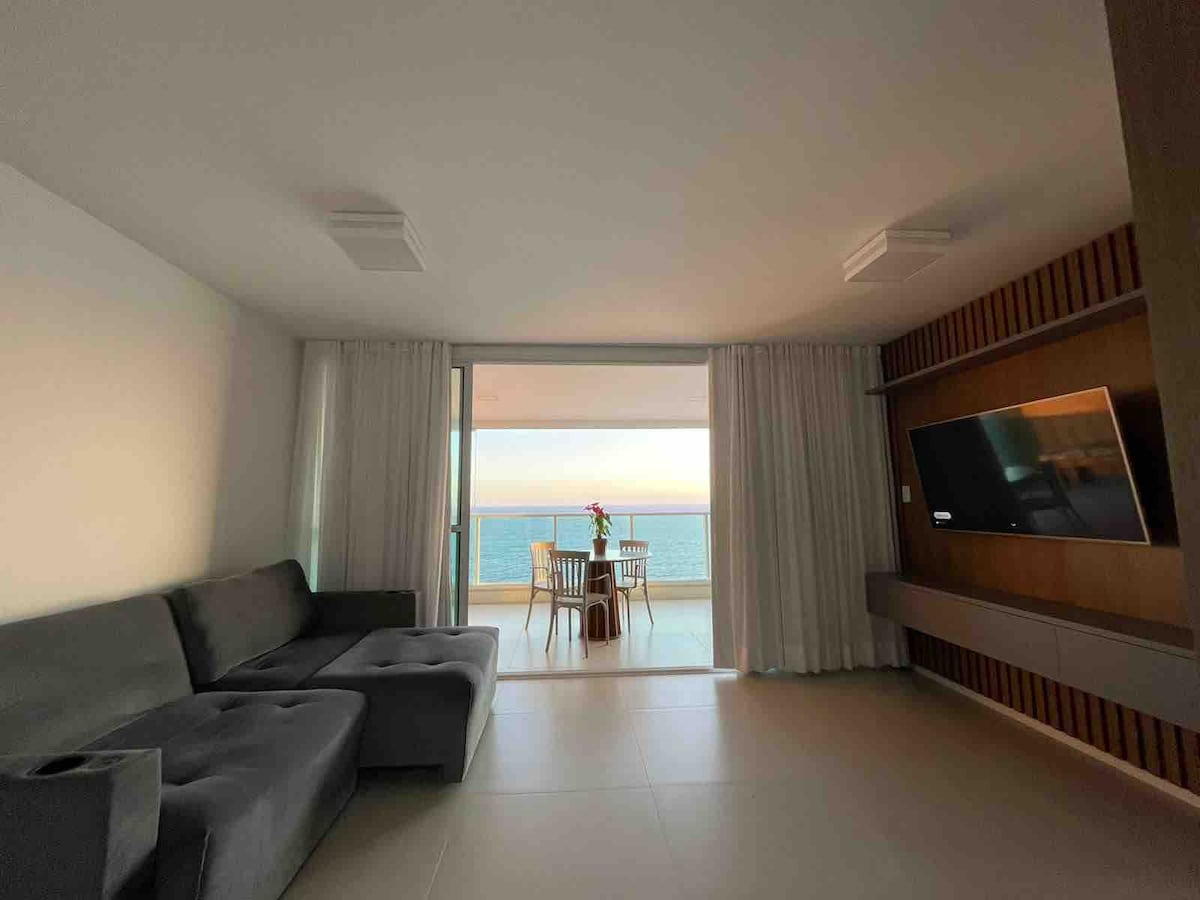 Apartamento na Barra alto padrão com vista mar