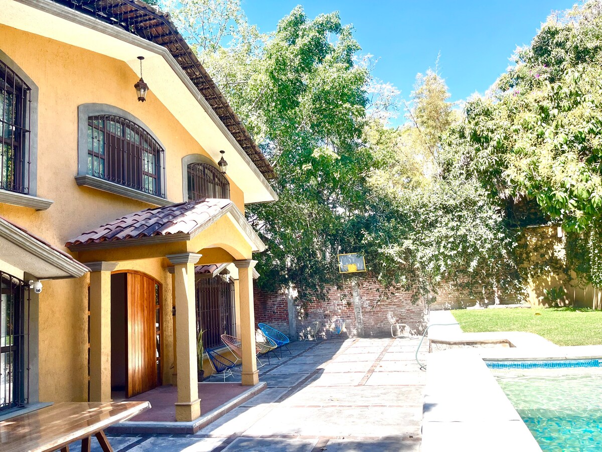 Casona Privada,  alberca  con paneles solares