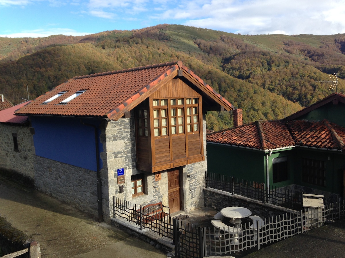 Casa especial de montaña, con galería y terraza.