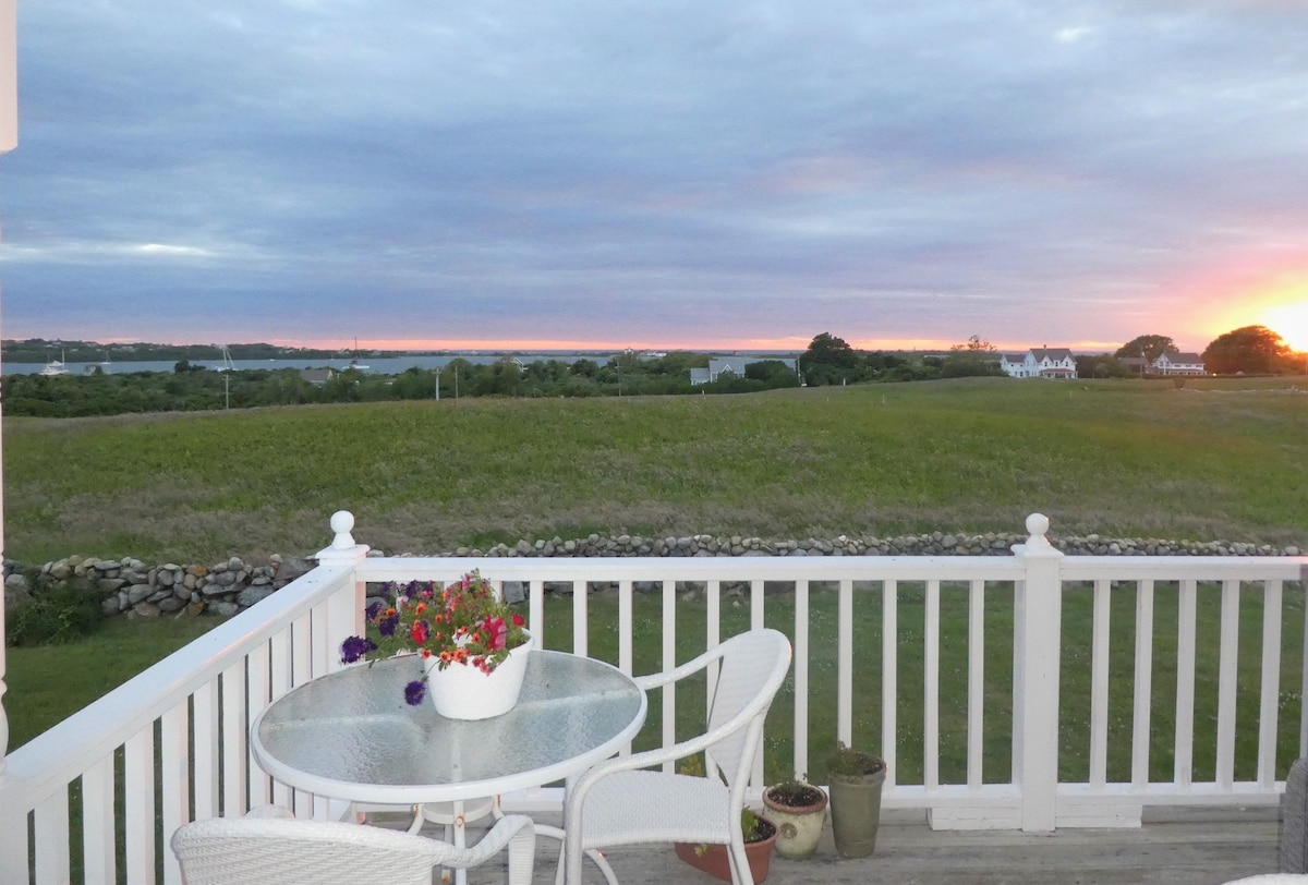 Crescent Beach Location and Beautiful Sunset Views