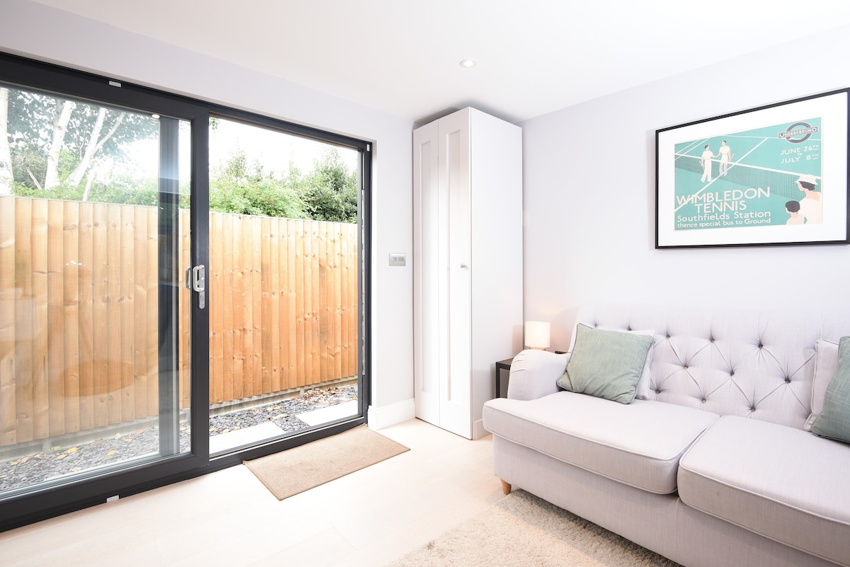 The Hutch Southfields: stylish 1-bedroom studio