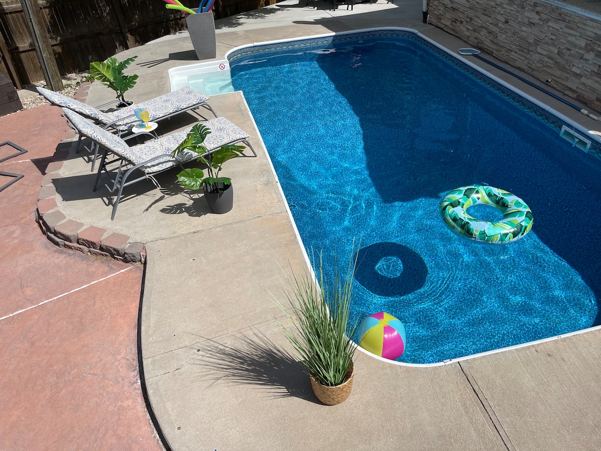 丹佛附近的现代化房源，带私人游泳池和热水浴缸
