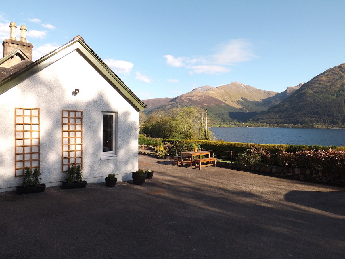 Glencoe附近的校舍乡村小屋，湖泊景观