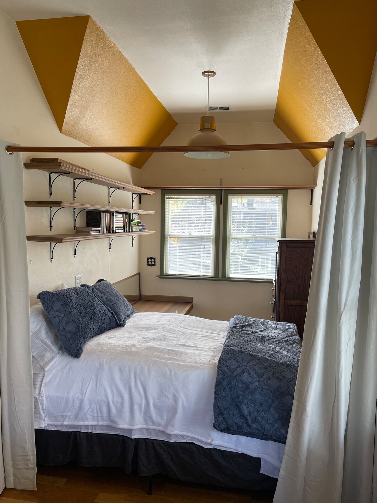 Nestled in Old Town with a Queen bed & Kitchen!