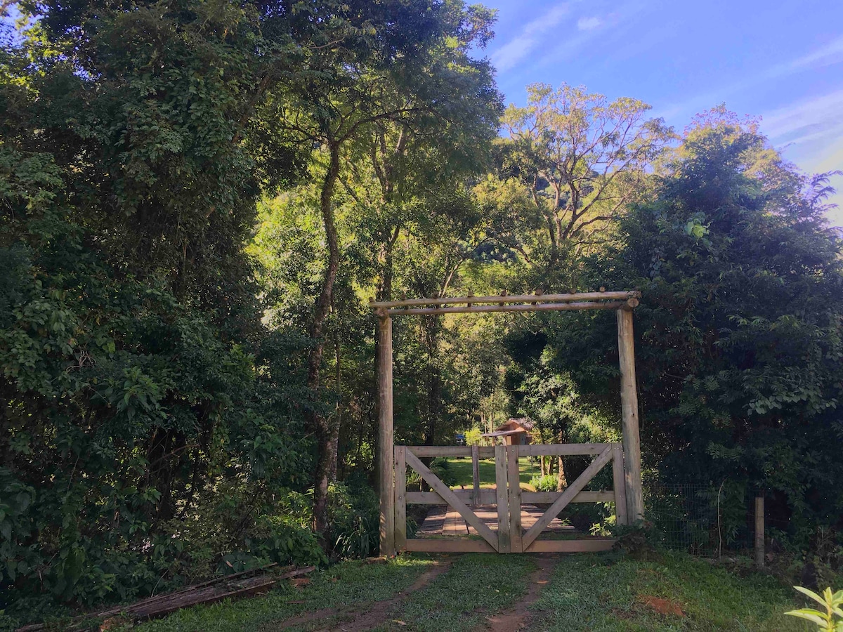 Chalé (rio/cachoeira /trilha/ casa de campo/serra