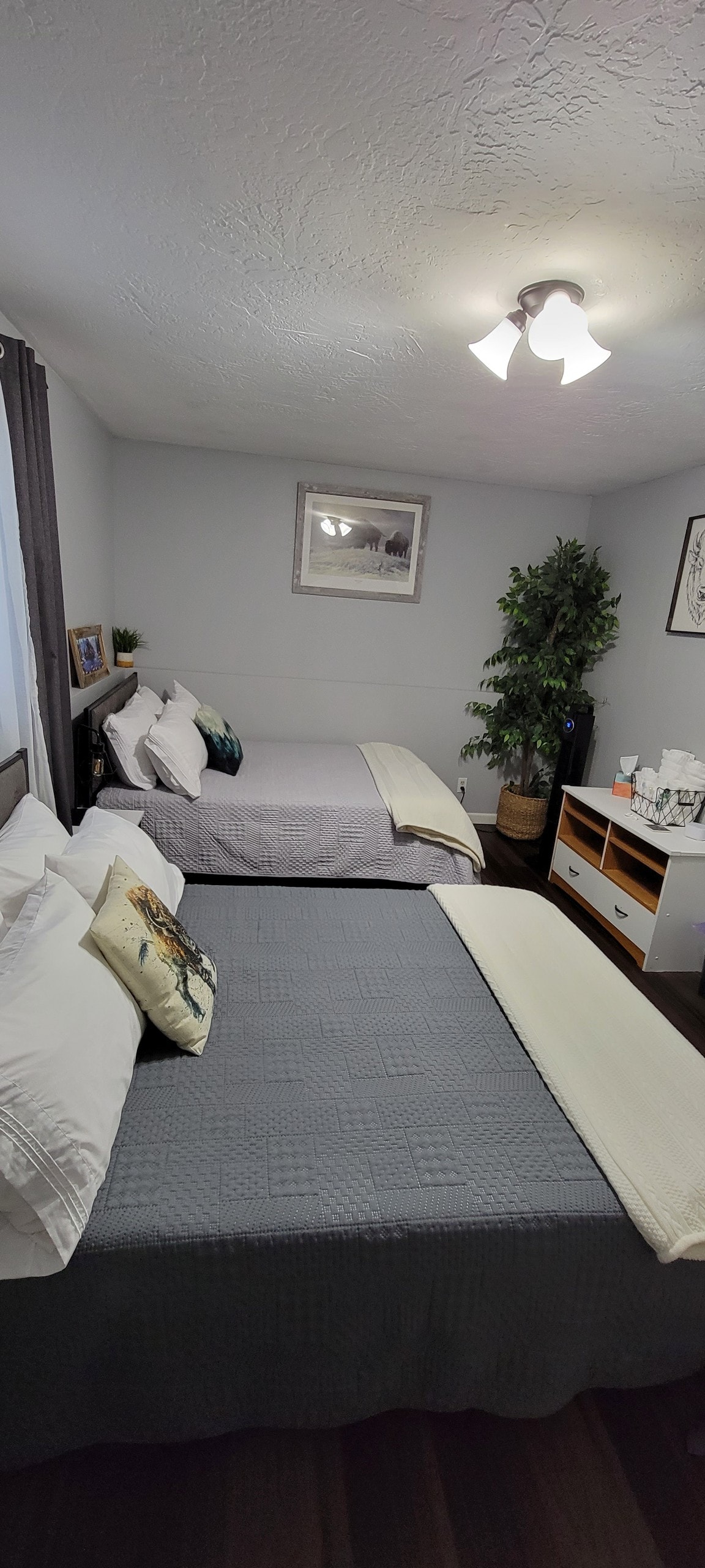 时尚的现代复式公寓-加大双人床、标准双人床和双人床！