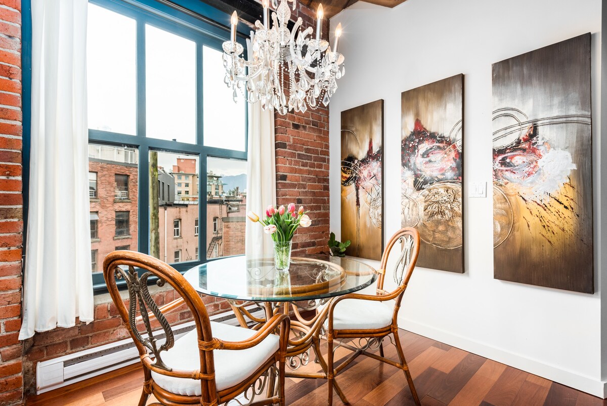 STUNNING HISTORIC GASTOWN LOFT