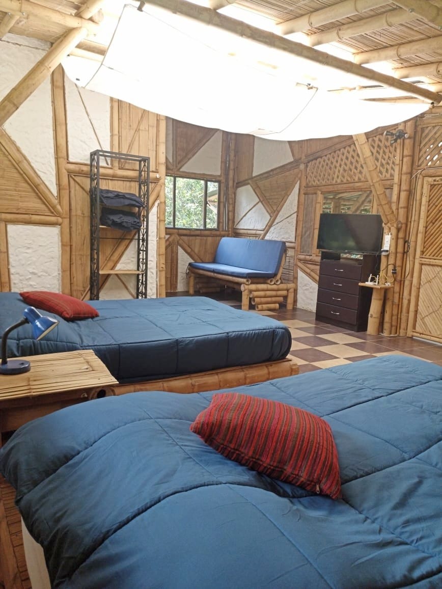 Eco cabaña Colibamboo ，带瀑布和河流的庄园