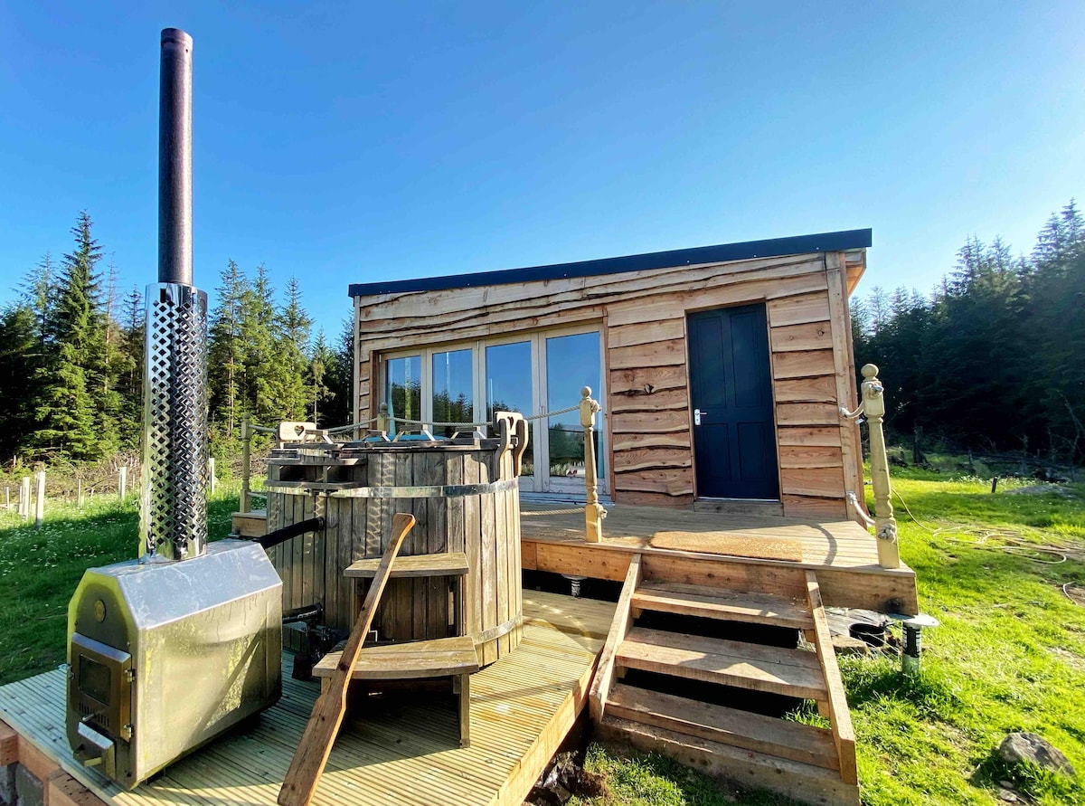 Beautiful Log Cabin with views on edge of Forest