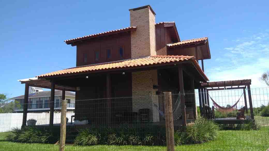 位于Morro dos Conventos的房子，距离海滩200米。