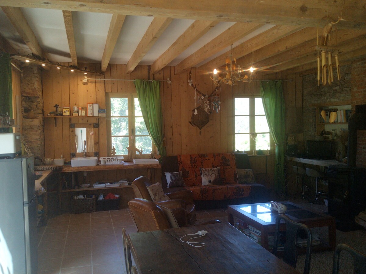 Grand studio avec terrasse dans une ferme équestre