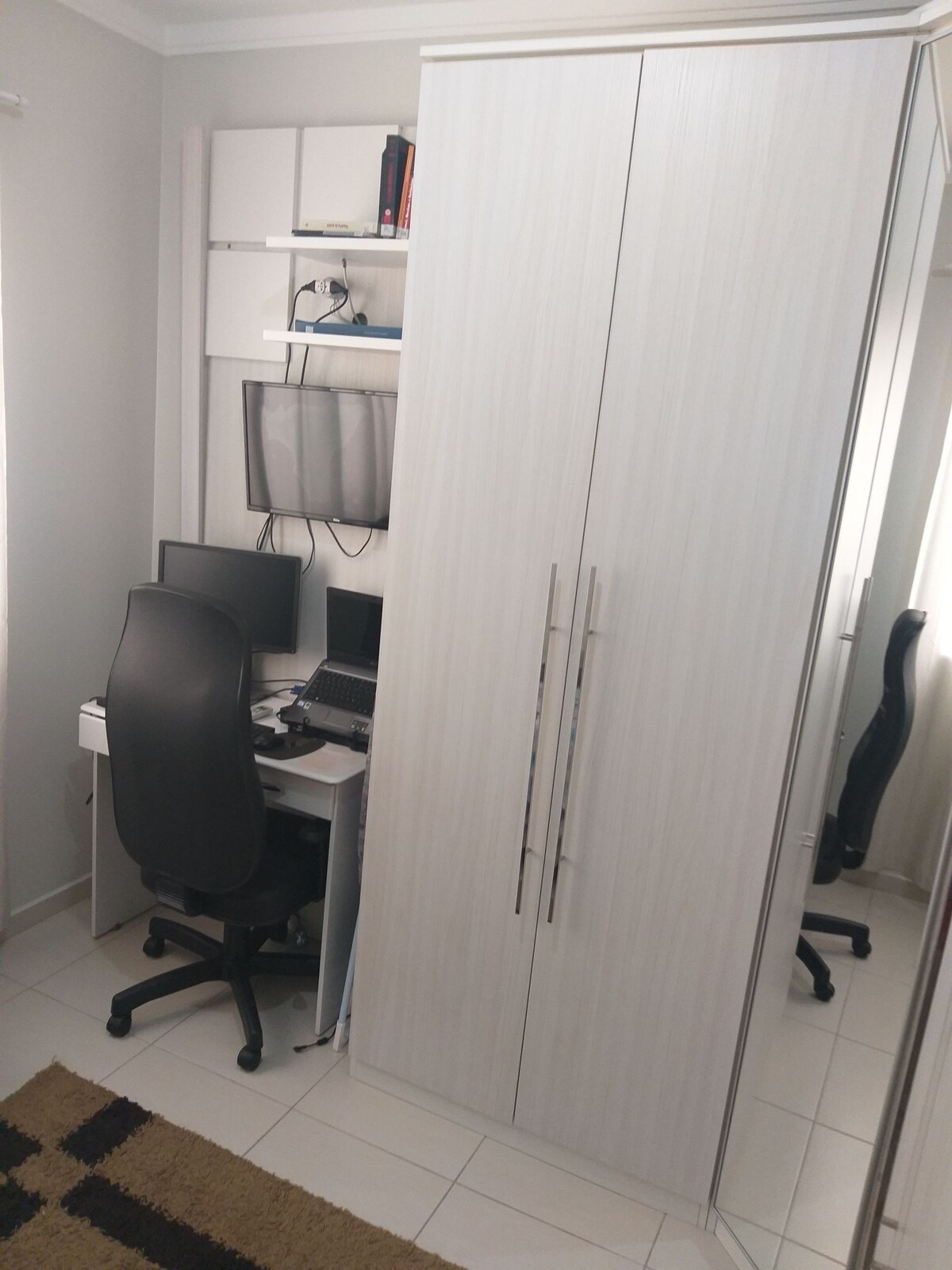 APARTAMENTO COM DORMITÓRIO COMPLETO