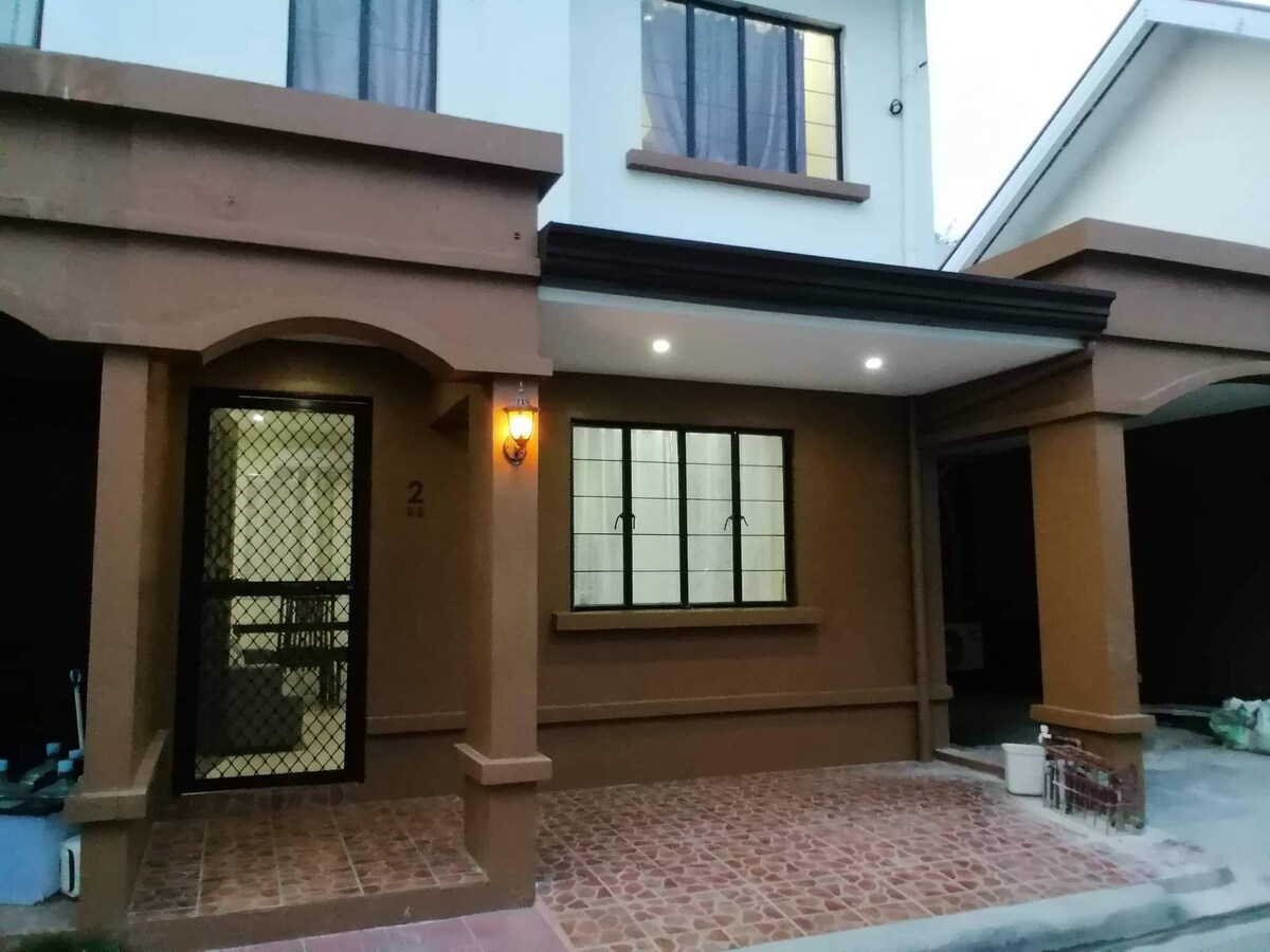 A fully furnished 3 bedroom house with garage.