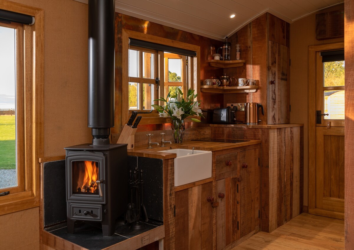 Ashwood Shepherd Hut at Ockeridge Rural Retreats