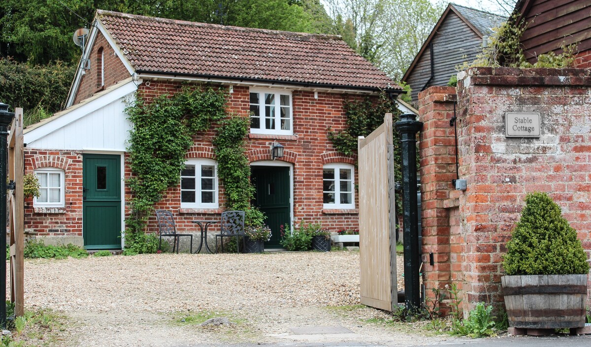 威尔特郡皮西街恩福德（ Enford ）的稳定小屋（ Stable Cottage ）。