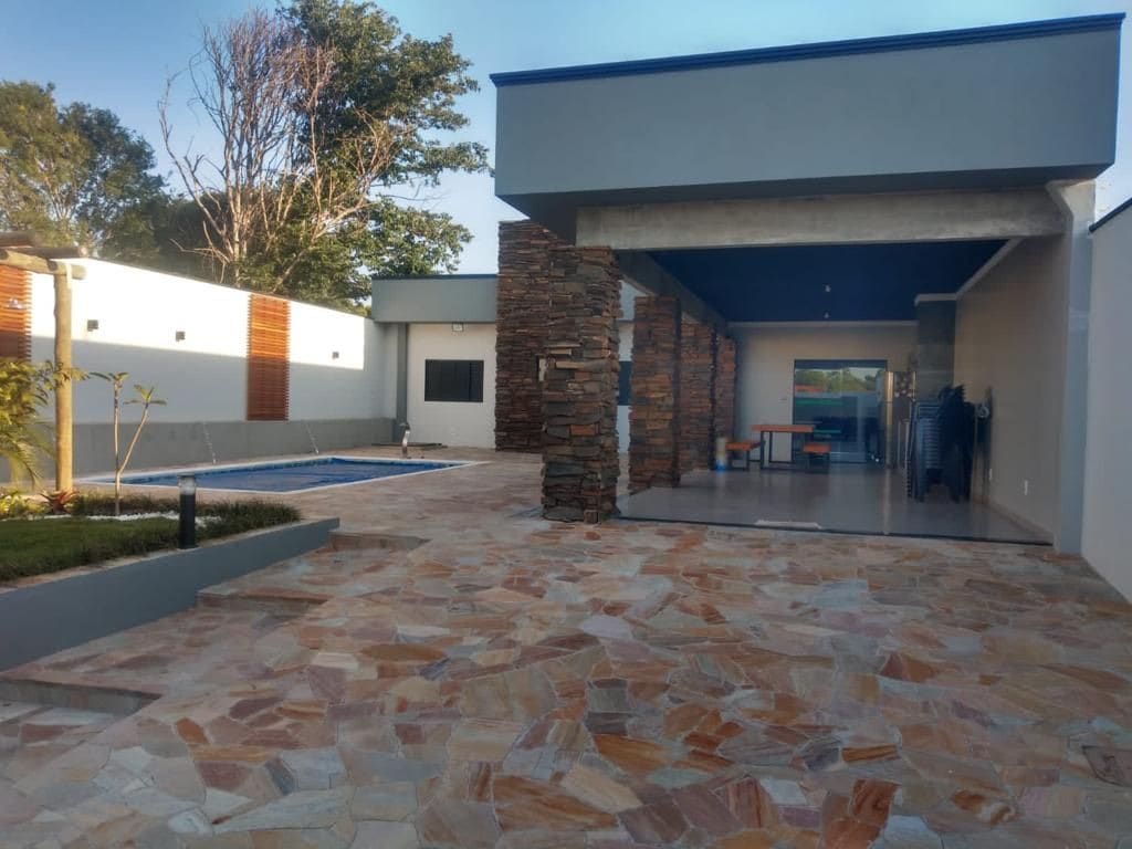 casa com piscina aquecida e área gourmet.