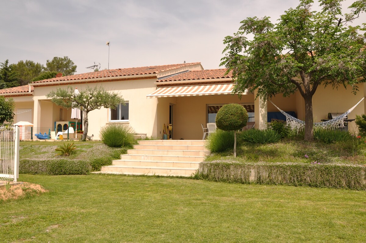 VILLA AVEC PISCINE SÉCURISÉE AU COEUR DES VIGNES