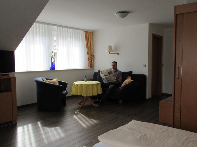 Gästehaus Wörner, (Durbach), Zimmer Nr. 8, Juniorsuite mit Schlafcouch