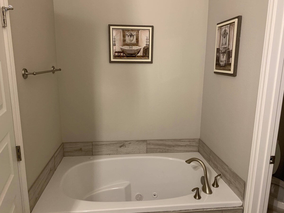 Private Master Room/Jacuzzi Tub