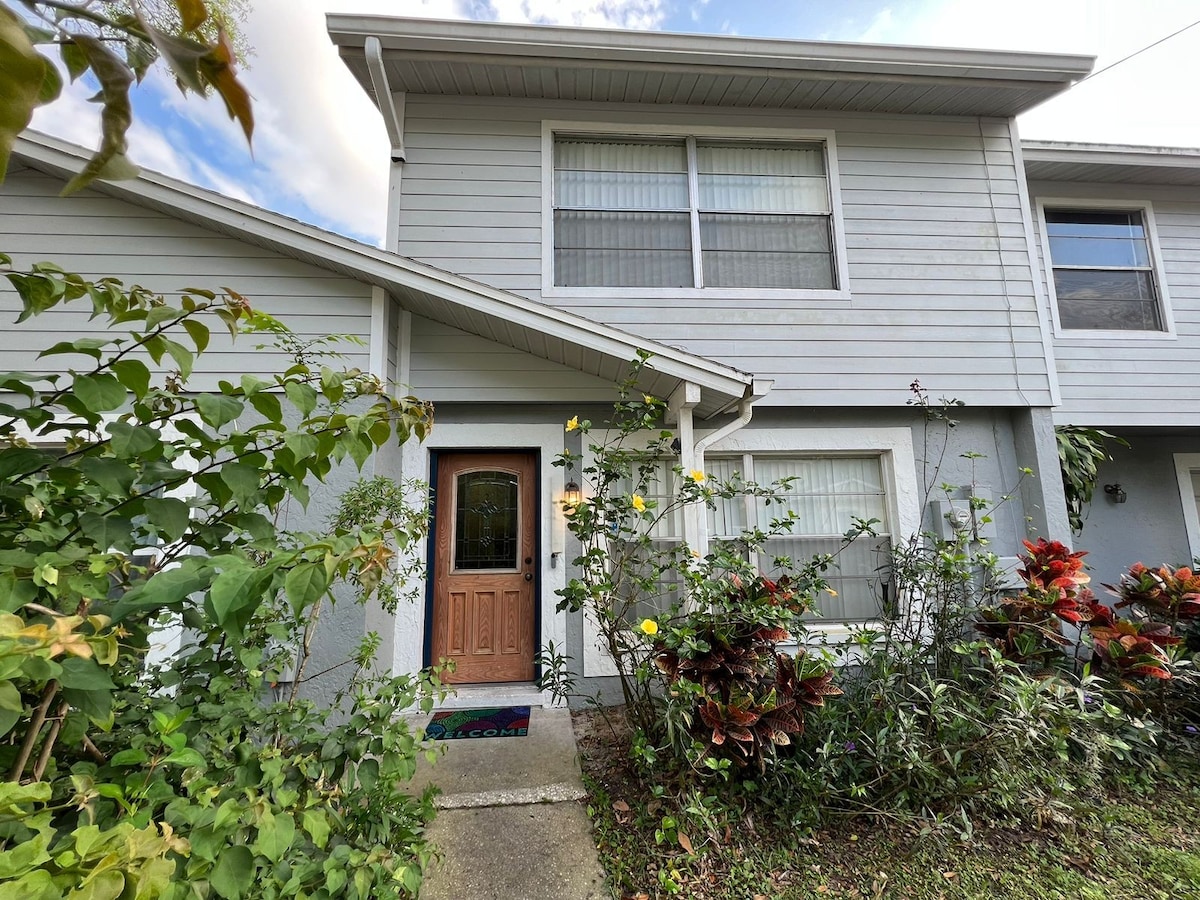 House w/Sunroom with lakeview near USF, Tampa.