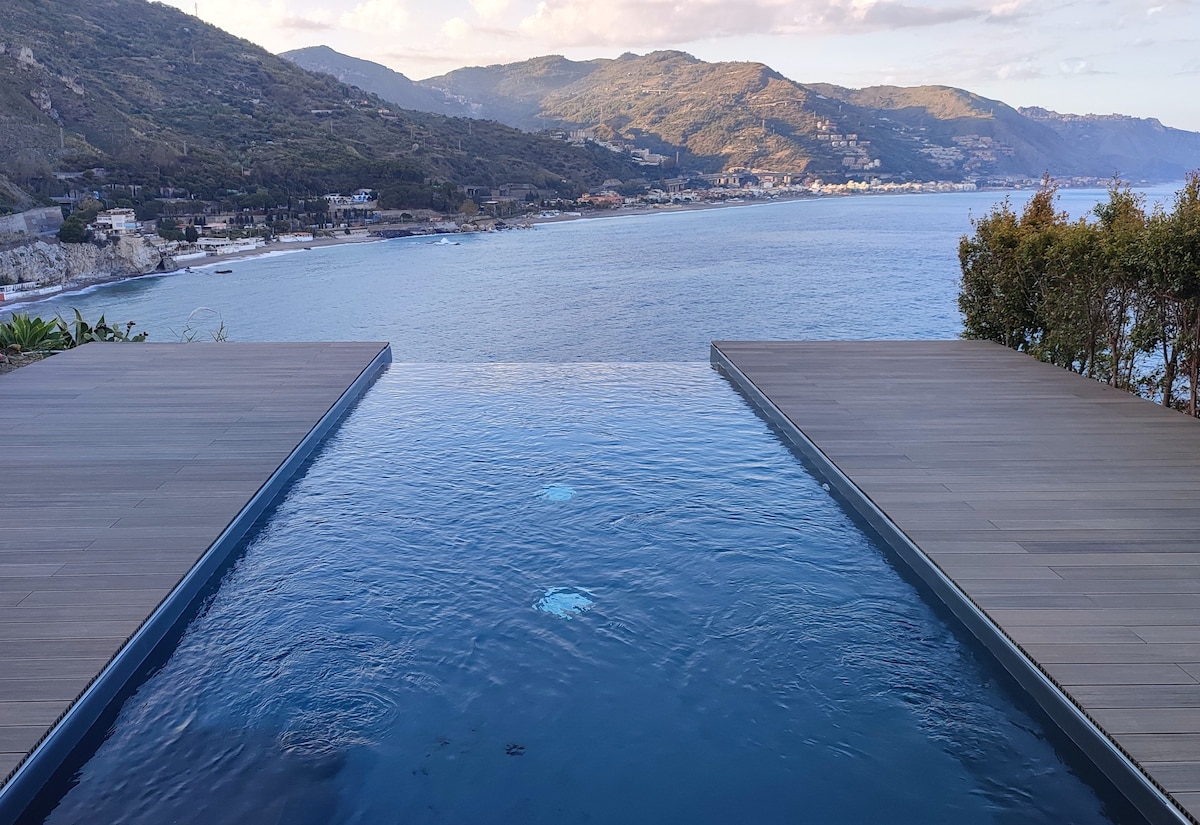 陶尔米纳（ Taormina ）的蓝色情气别墅，可欣赏海景和泳池