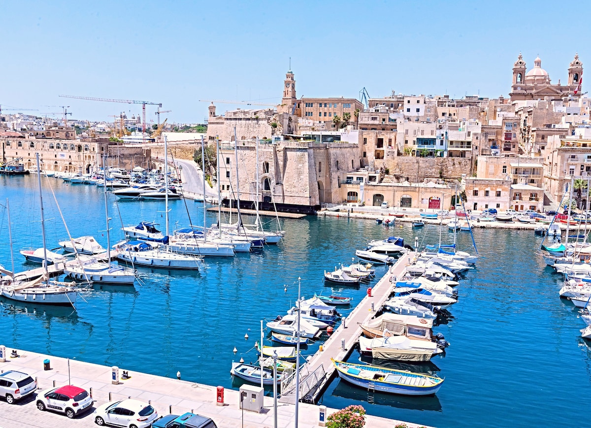 Vittoriosa Seafront Highly Furnished Apartment FL2