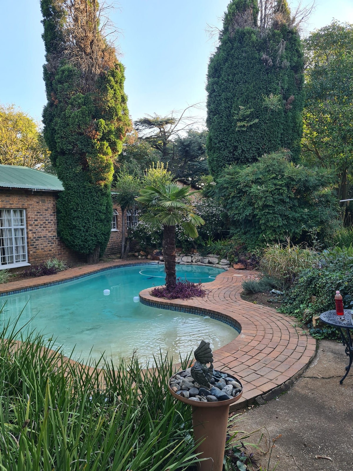 2-bedroom cottage with pool in a tranquil garden.