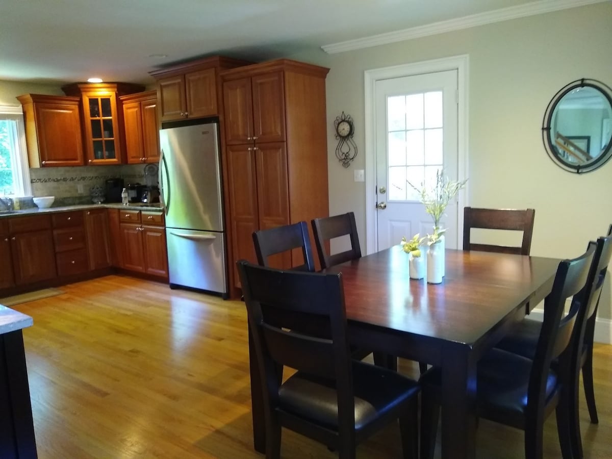 Luxury short-term Natick home 5/28-6/25