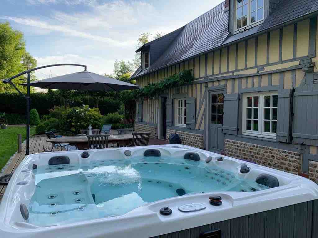 诺曼底别墅，位于海上和乡间之间，带按摩浴缸