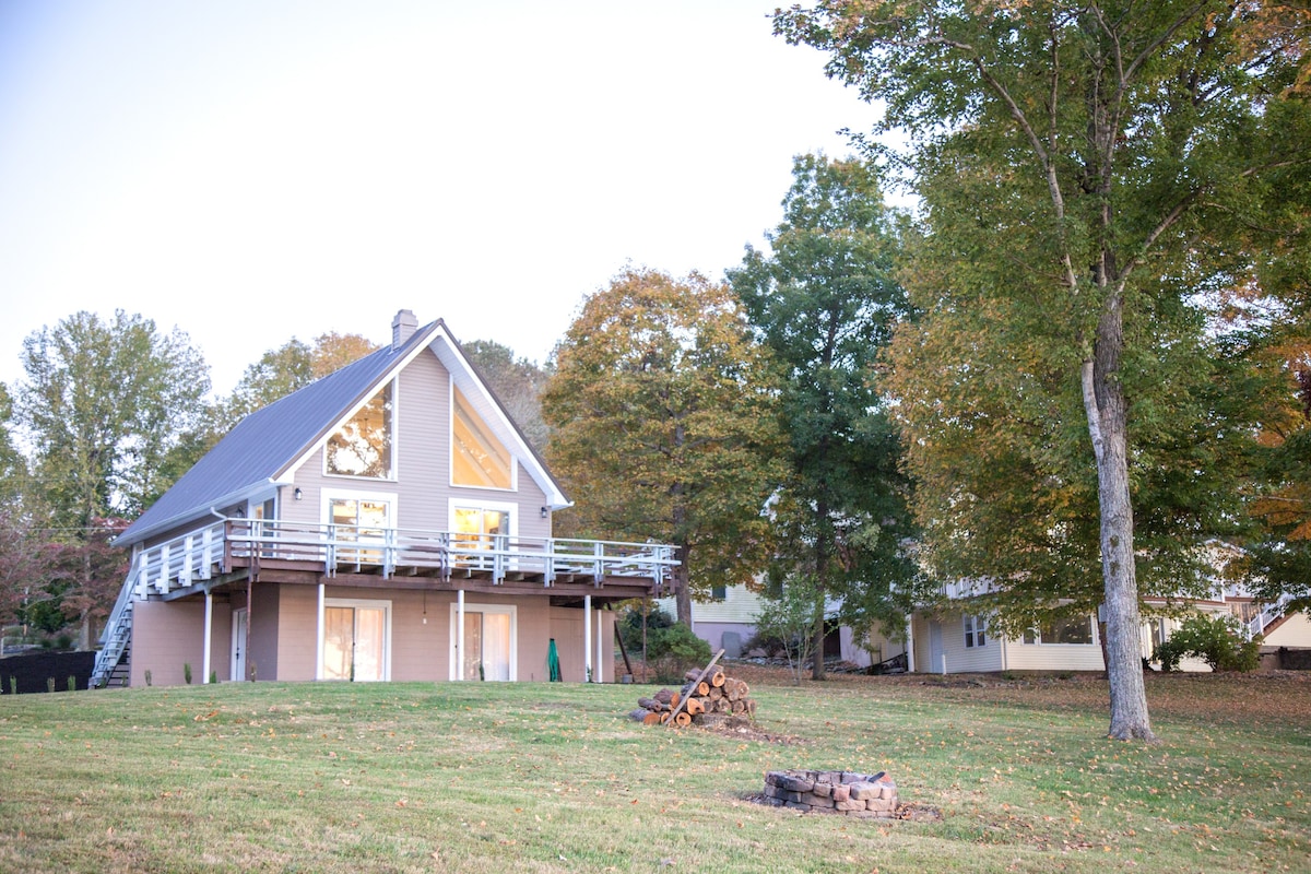 Rockcastle Lakefront Retreat